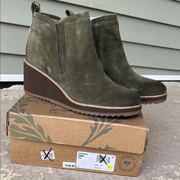 New Sofft Green and Brown Suede Wedge ankle boots